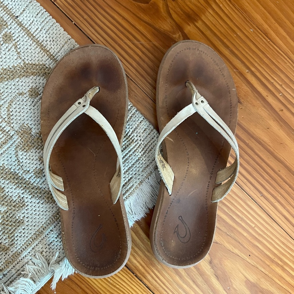 OluKai Women's Tan and Brown Sandals